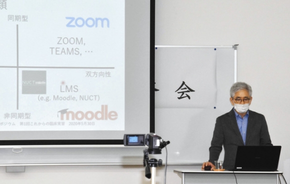 オンライン授業の進め方について講演する門松科長＝一宮市日光町の修文大で