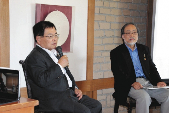 対談する竹本科学技術担当相(左)と福田名城大教授=津市片田長谷町の津カントリー倶楽部で