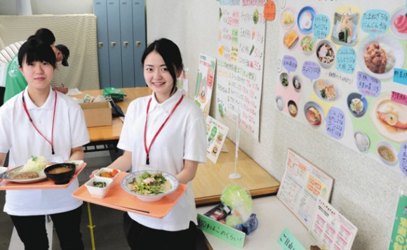 イベントに協力した岐阜女子大の学生ら＝大垣市の西濃総合庁舎で