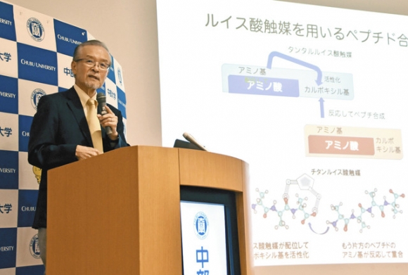 ペプチド合成について説明する山本教授＝春日井市松本町の中部大で