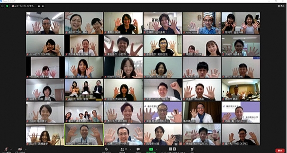 ビデオ会議システム「ズーム」を使った「次世代リーダー育成プログラム」に参加する全国２４自治体の職員ら