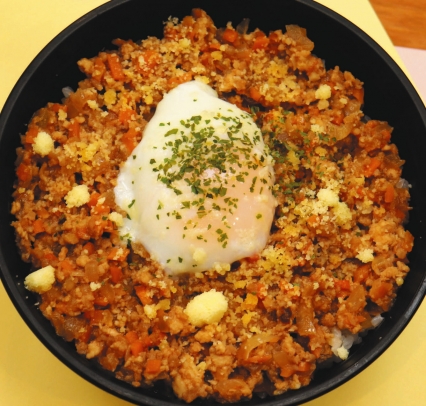 グランプリになった「家でも簡単！！３種でおいしい、ボロネーゼ丼」＝安城市役所で