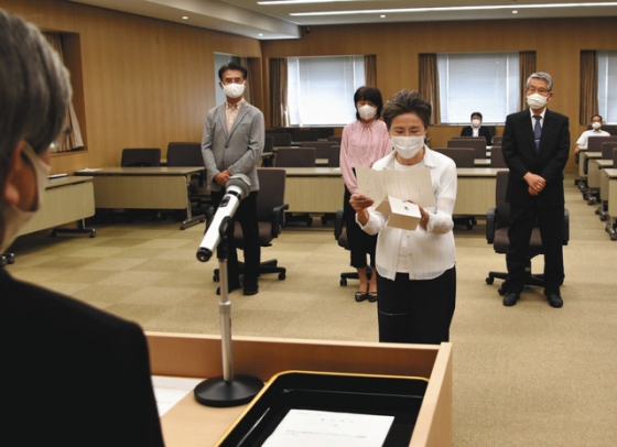 新入生を代表して宣誓を読み上げる安藤さん＝春日井市松本町の中部大で