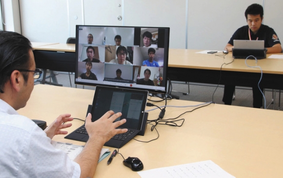 トップスのメンバーらが参加したオンライン会議＝みよし市役所で