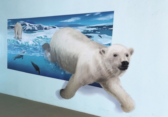 ホッキョクグマが飛び出すように見える作品=のんほいパークで