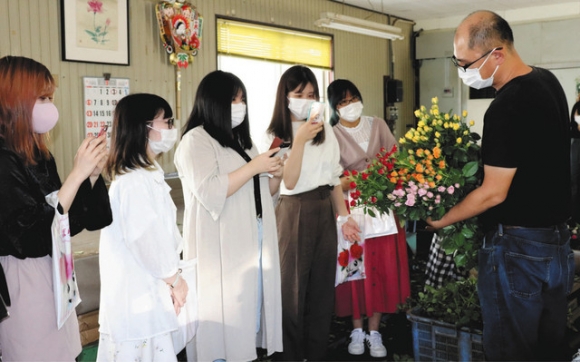 戸川さんから話を聞く大垣女子短大生ら＝神戸町柳瀬で