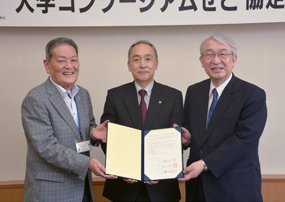 締結式に出席した赤楚理事長（中）と祖父江学長（右）、伊藤市長＝瀬戸市役所で
