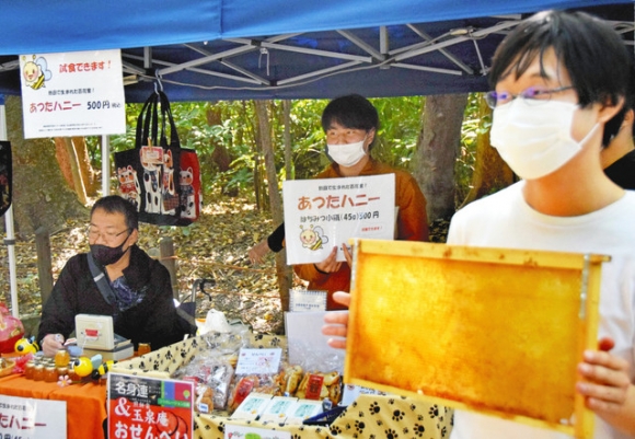 「あつたハニー」をＰＲする学生ら＝名古屋市熱田区の熱田神宮で