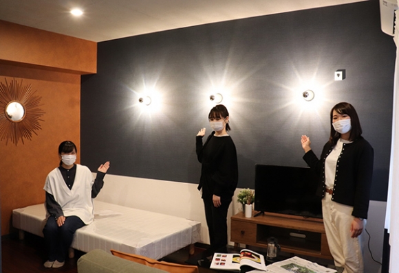 「希少な隠れ家」がコンセプトの部屋について説明する学生たち＝千種区星が丘元町で