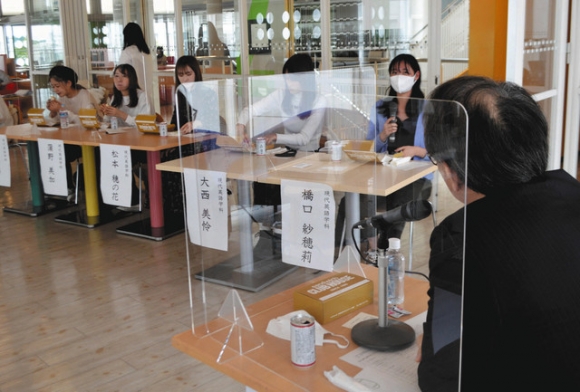 亀山学長（右）とランチを食べながら会話を楽しむ学生たち＝日進市の名古屋外大で