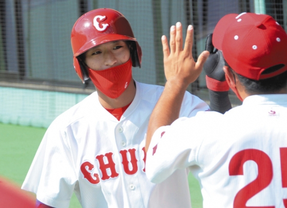 先頭打者本塁打を放った中部学院大の福尾選手（左）＝岐阜市の長良川球場で