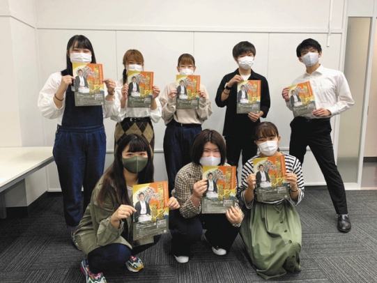 公演のチラシを手にする名古屋芸大アートマネジメントコースの学生たち＝北名古屋市の同大で