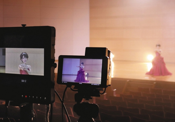 輝く学生を選ぶ企画「プリンセス金城」の動画撮影に臨む学生＝名古屋市守山区の金城学院大で