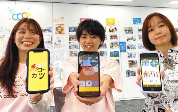 「楽しくアプリで名古屋コーチンを育てて、愛着を持って」と話す阿部さん（中）ら＝長久手市の愛知淑徳大で