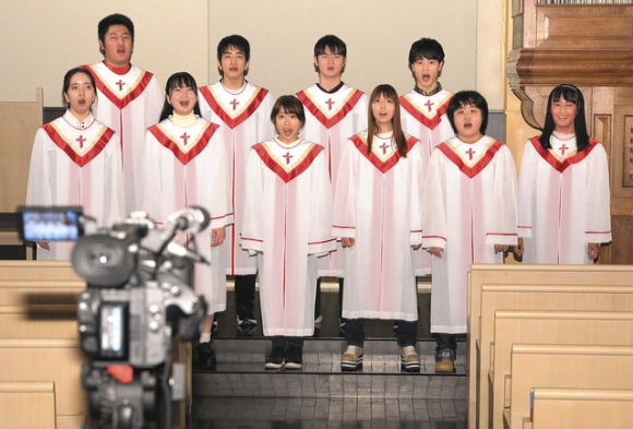 収録で古関裕而さん作曲の校歌を歌う名古屋学院大の聖歌隊＝名古屋市熱田区で