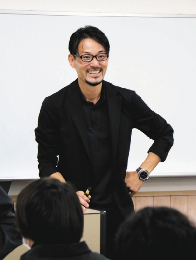 学生を前に特別講義をする国際主審の佐藤さん=名古屋市名東区の愛知東邦大で