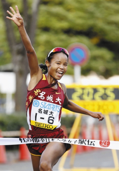 1位でゴールする名城大のアンカー・高松智美ムセンビ。史上3校目の4連覇を果たした=仙台市で