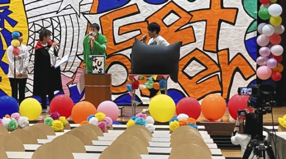 ユーチューブで学園祭の模様を生配信した学生たち＝関市の岐阜医療科学大関キャンパスで