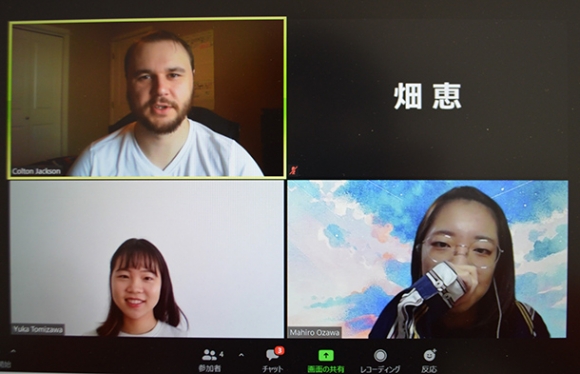 交換留学に向けオンラインで交流する学生たち=日進市の名古屋外国語大で