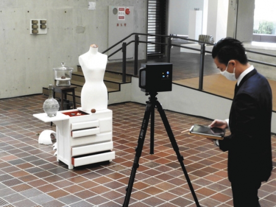 ＶＲ映像を作成するため３６０度を写す特殊カメラで行われた展示会場での撮影作業＝長久手市の県立芸術大芸術資料館で