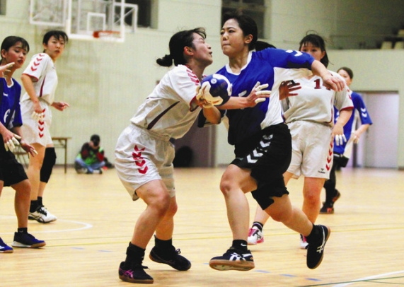 熱戦を繰り広げる選手＝愛知県春日井市の中部大で