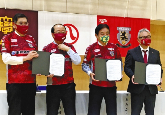 協定を結んだ（右から）桜井社長、河村たかし名古屋市長、名城大の立花貞司理事長ら＝名古屋市東区の名城大ナゴヤドーム前キャンパスで