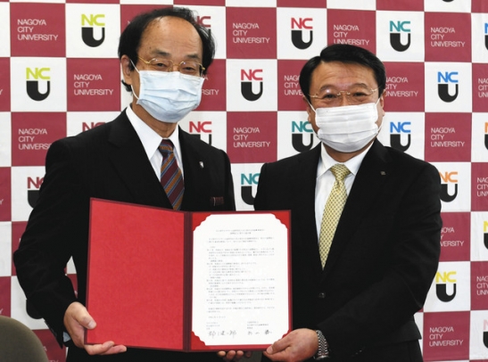 連携協定を締結した郡学長(左)と杉山理事長=瑞穂区の市立大桜山キャンパスで