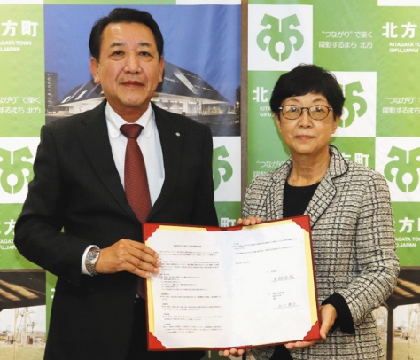 協定書を交わした戸部町長（左）と松川学長＝北方町役場で