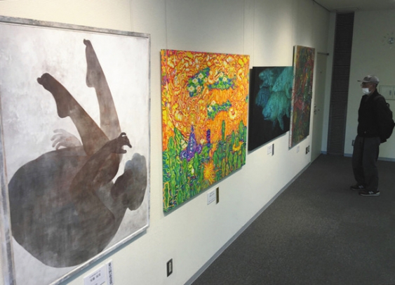 若手芸術家の力作が並ぶ会場＝名古屋・栄の愛知芸術文化センターで