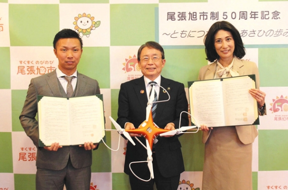 協定書を交わした森市長（中）、岸本代表理事（左）、高木学長＝尾張旭市役所で