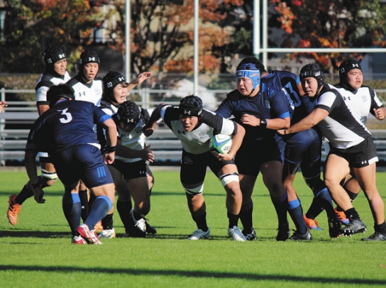 果敢に攻め込む白黒ジャージーの朝日大の選手＝岐阜市の長良川メドウで
