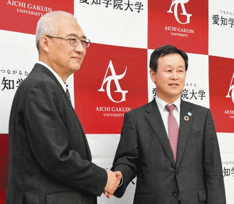 ＳＤＧｓ推進へ協力を誓う遠藤所長（右）と引田学長＝名古屋市千種区の愛知学院大で