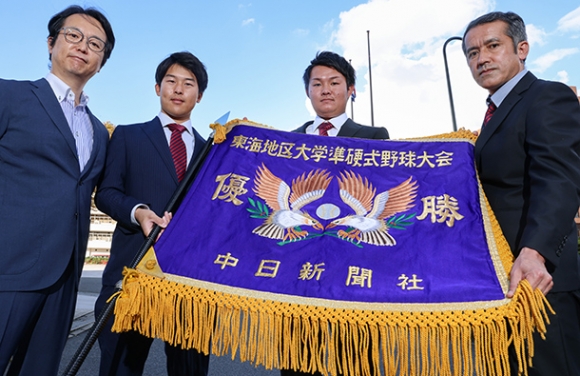 優勝を決めた中京大準硬式野球部の（左から）目加田慶人部長、河合飛希矢学生コーチ、内木主将、中野監督＝中日新聞社で