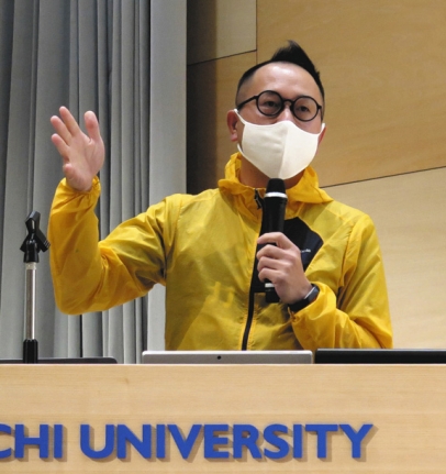 「越境的な働き方」をテーマに講演する山田さん＝中村区の愛知大名古屋キャンパスで