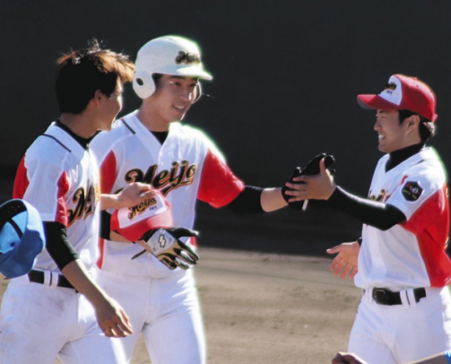 サヨナラ打を放って迎えられた名城大の川瀬（中）＝東京都八王子市で（小原栄二撮影）