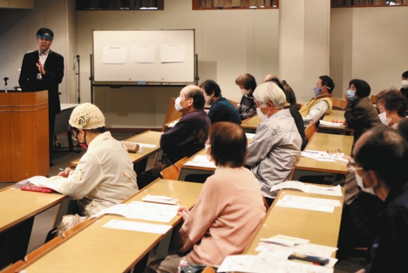 感染症対策に関する話に耳を傾ける地域住民ら=可児市虹ケ丘の岐阜医療科学大可児キャンパスで