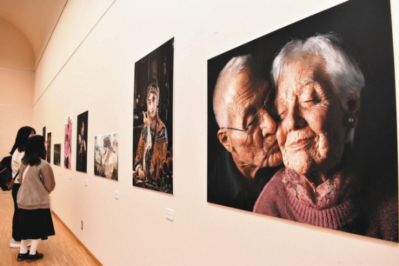 アジアのクリエーターのＣＧイラストなどが並ぶ会場＝岐阜市宇佐の県美術館で