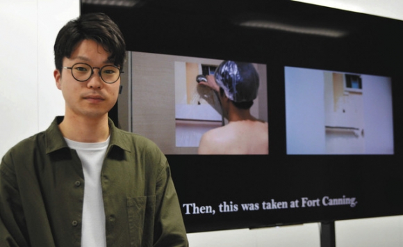 写真新世紀２０２０年度のグランプリを受賞した樋口さんと映像作品＝日進市の名古屋学芸大で