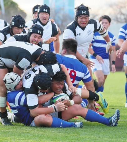 朝日大－福岡工大　後半、朝日大・イオスア（手前）がゴールラインを越えるもトライならず＝パロマ瑞穂ラグビー場で