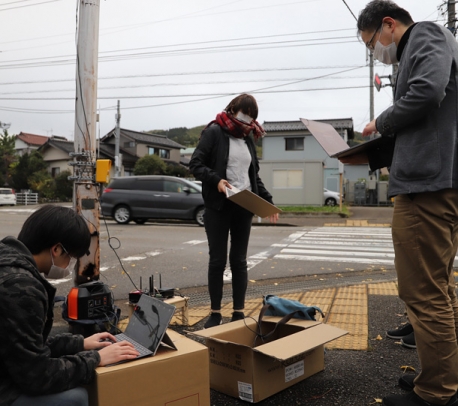 ＡＩセンサーの実証実験に取り組む中沢実教授（右）ら