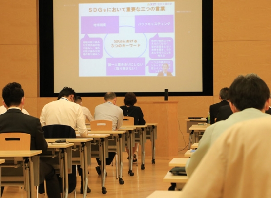 オンライン形式でＳＤＧｓについて学ぶ野々市市職員＝野々市市役所で