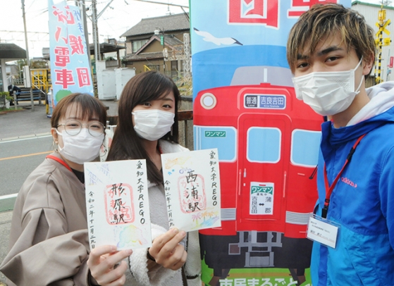 名鉄西尾・蒲郡線の利用促進につなげようと、手作りした「御駅印」を手にするREGOのメンバー=蒲郡市形原町で