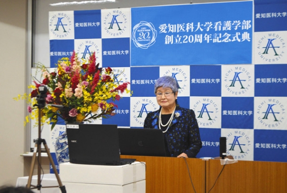 看護学部創立２０周年を記念し講演する初代学部長の高橋名誉教授＝長久手市の愛知医大で
