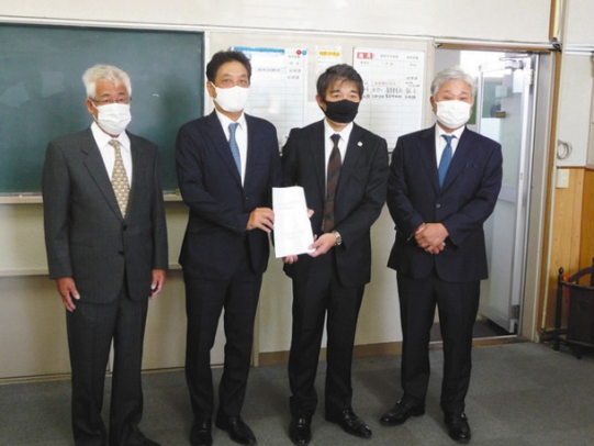 締結式に出席した(左から)鷹羽前支部長、花井副会長、大野課長、手島支部長(県LPガス協会提供)