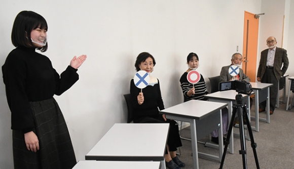 劇団ＧＯＭＡのメンバーと動画を撮影する三井さん（左）＝守山区の金城学院大で