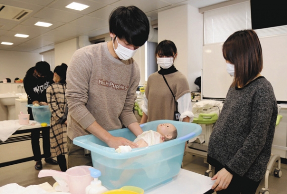 沐浴体験に取り組む参加者ら＝可児市虹ケ丘の岐阜医療科学大可児キャンパスで