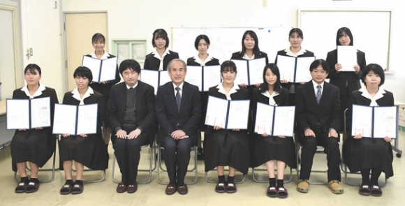 ビジネスプランコンテストで受賞した高校生ら＝四日市市尾平町の四日市商業高で