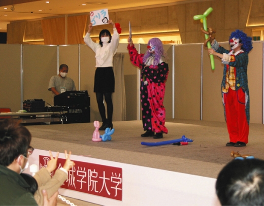 感染防止の対策をして楽しい舞台を繰り広げる金城学院大生＝東郷町のららぽーと愛知東郷で