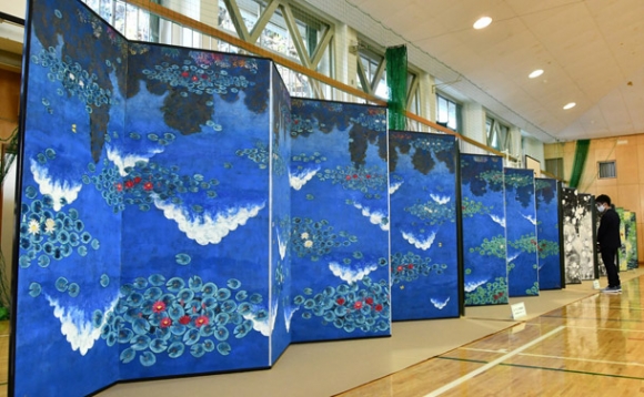 平松礼二さんが仕上げた全長９０メートルの屛風連作の一部＝７日午後、神奈川県湯河原町の湯河原町民体育館で