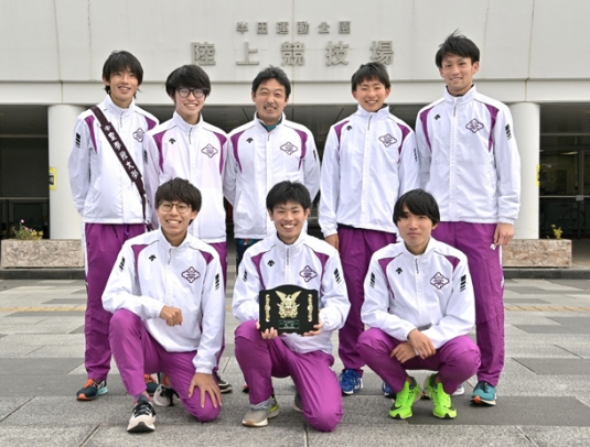 東海学生駅伝で優勝し笑顔の皇学館大の選手たち＝愛知県半田市の半田運動公園で